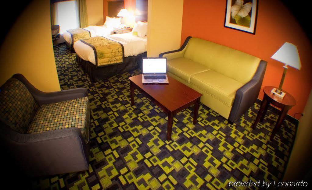 La Quinta Inn & Suites By Wyndham Louisville East Exterior photo