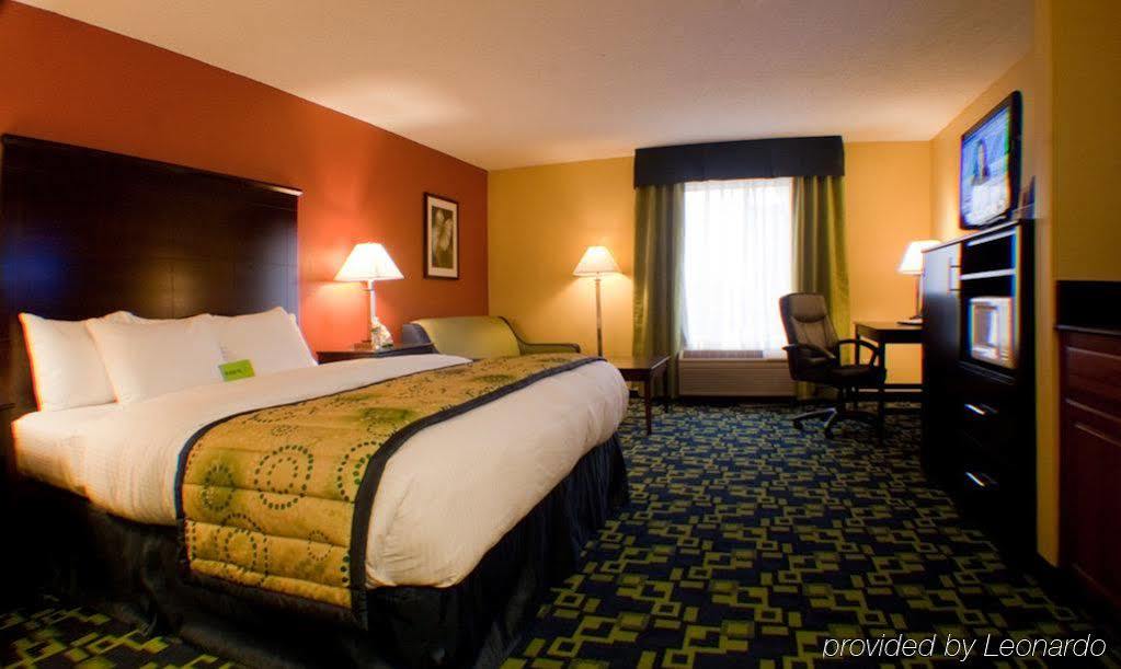 La Quinta Inn & Suites By Wyndham Louisville East Exterior photo